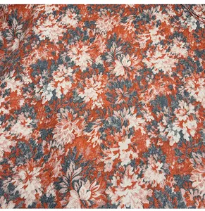 Détail macro d'un tissu jacquard vintage à fleurs avec texture tissée orange et blanc
