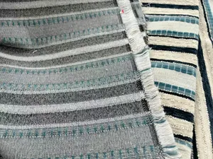 Detailaufnahme eines jacquard-gestreiften Chenille-Stoffes mit weicher Textur