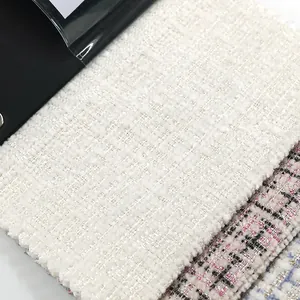 Macrodetail van witte chenille tweed kledingstof met een zacht getextureerd weefsel