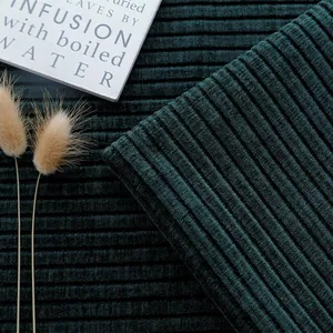 Detailopname van donkergroene chenille stof met een luxe geribbelde textuur detail