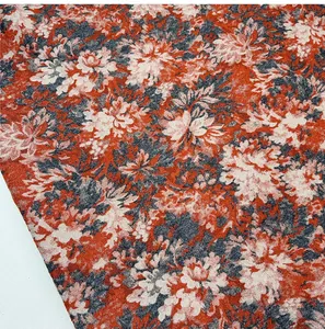 Gros plan sur un tissu jacquard vintage aux motifs floraux oranges et élégants
