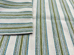 Detailansicht von grün und blau gestreiftem Jacquard-Chenillestoff mit weicher Struktur.