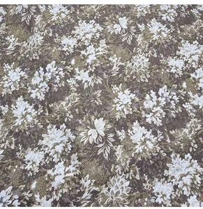 Vue détaillée en gros plan du tissu jacquard floral vintage à texture complexe