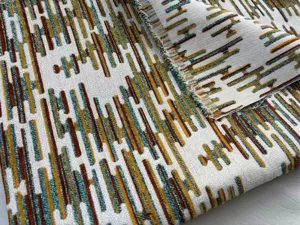 Dettaglio del tessuto jacquard in ciniglia con motivo a strisce astratte giallo arancio grigio