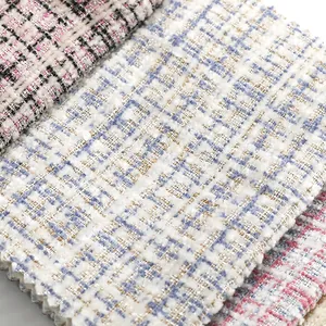 Macro weergave van blauwe, roze en witte ruitvormige chenille tweed stofstalen voor kleding.