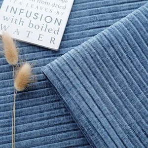 Macro-opname van blauwe chenille meubelstof met duurzame verticale strepen textuur