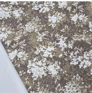 Gros plan détaillé d'un tissu jacquard floral vintage pour l'ameublement et la couture.