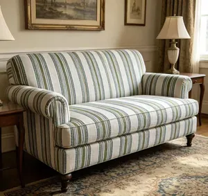 Detailansicht des Jacquard-Streifen-Chenille-Stoffs auf einem traditionellen Sofa