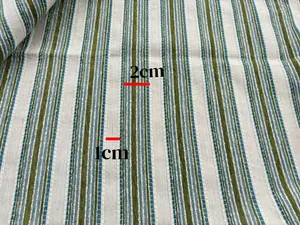 Nahaufnahme von grün und blau gestreiftem Jacquard-Chenille-Stoff mit Texturdetails