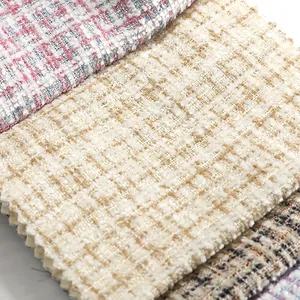 Detailweergave van getextureerde chenille tweed stofstalen voor kleding en kussens.