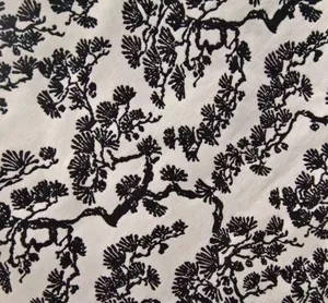Dettaglio in primo piano della trama e del motivo del tessuto jacquard con pino cinese.