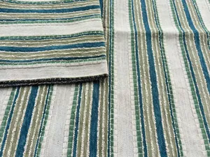 Detailansicht von gestreiftem Jacquard-Chenille-Stoff in Grün- und Blautönen.