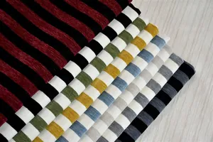 Primo piano di tessuto in ciniglia a righe multicolore per decorazioni domestiche fai da te