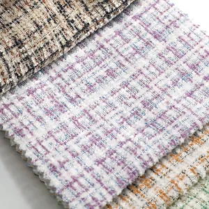 Close-up van geruite chenille stof met zachte tweed textuur voor kledingontwerpen