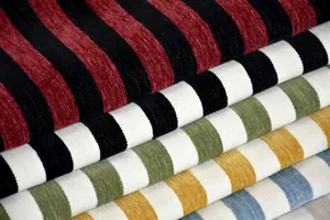 Primo piano di tessuti in ciniglia a righe colorate che mostrano la morbida trama