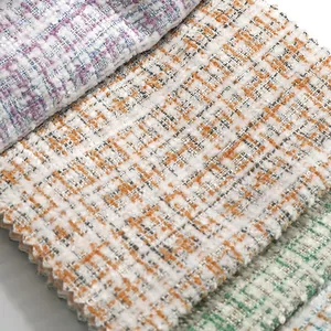 Macro-detailweergave van veelkleurige ruitvormige chenille tweed stofstalen voor kleding