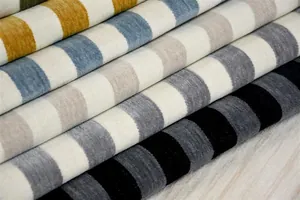Dettaglio del tessuto ciniglia a righe spesse con diverse opzioni di colore e trama.