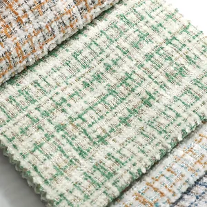 Close-up macrobeeld van groen en wit geruite chenille tweed stoftextuur voor kleding