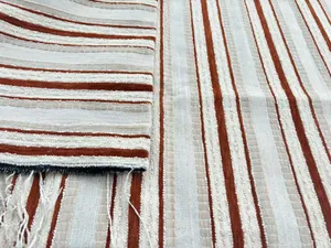 Detailansicht eines Jacquard-Streifen-Chenille-Stoffs in Terrakotta und Creme