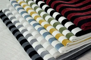 Texture dettagliata di tessuto ciniglia a righe spesse in vari colori per DIY.