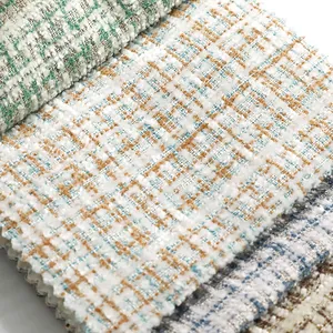 Macro detail van meerkleurige geruite chenille tweed stof met zachte textuur