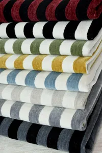 Macro dettaglio di tessuto ciniglia a righe spesse impilato in vari colori per il fai da te