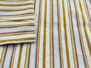 Nahaufnahme von Jacquard-Streifen-Chenille-Stoff mit gelber und brauner Textur Details