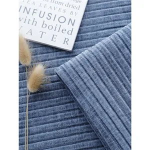 Premium blauwe chenille bankstof met een dikke verticale streeptextuur ontwerp