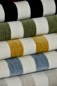 Dettaglio ravvicinato di tessuto spesso in ciniglia a righe con morbida trama jacquard