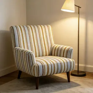 Eleganter gestreifter Jacquard-Chenille-Sessel in einer gemütlichen Wohnzimmerumgebung