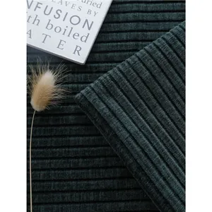 Donkergroene chenille bankstof met hoge dichtheid en elegante verticale ribbeltextuur
