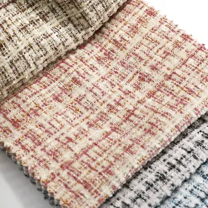 Macro-opname van veelkleurige chenille ruitjesstof met een grove geweven textuur