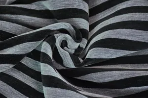 Dettaglio macro del tessuto chenille spesso a righe nere e grigie, trama morbida