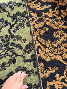Dettaglio tessuto jacquard ciniglia, trama motivo pino retrò, materiale morbido per cuscini.