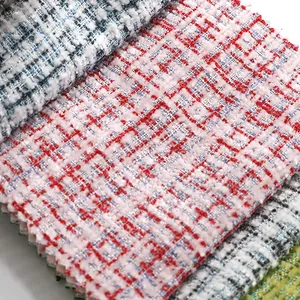Close-up van kleurrijke geruite chenille stoffen stalen met gedetailleerde textuur
