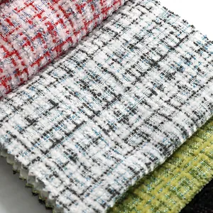 Gedetailleerde macro-weergave van de rijke texturen van meerkleurige chenille tweed-stalen
