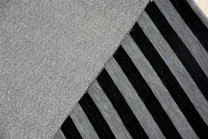 Primo piano di tessuto in ciniglia a righe spesse con trama jacquard grigia molto dettagliata