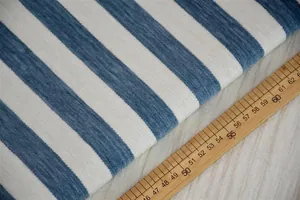 Dettaglio macro del tessuto ciniglia a righe blu e bianche con righello di misurazione