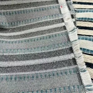 Hochwertige Nahaufnahme von gestreiftem Jacquard-Chenille-Stoff mit Fransenkanten