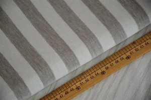 Primo piano dettagliato di tessuto ciniglia a righe spesse con righello in legno