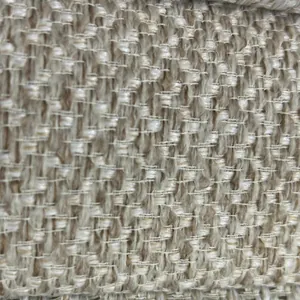 Primer plano macro que muestra la textura gruesa de la tela de lino beige para sofá.