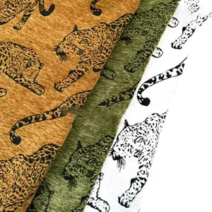 Détail macro d'un tissu chenille jacquard haut de gamme avec des motifs léopard et tigre exquis