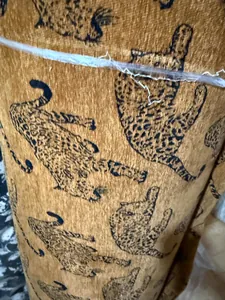 Gros plan détaillé du motif léopard sur un tissu d'ameublement en chenille jacquard
