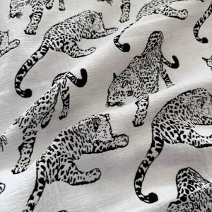 Gros plan détaillé du tissu jacquard chenille blanc avec motif imprimé léopard noir