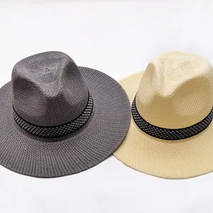 Detailansicht von zwei Strohhüten für Herren in Grau und Beige mit Webband-Detail