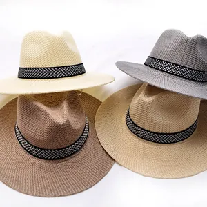Kollektion atmungsaktiver Herren-Sommerstrohhüte in verschiedenen Farben.