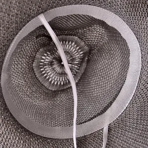 Nahaufnahme der Innenseite und des elastischen Kinnriemens eines gewebten Sonnenhutes