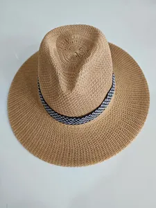 Eleganter Herren Strohhut für den Sommer mit schwarz-weiß gemustertem Band für Sonnenschutz