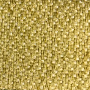 Primer plano macro de tela de lino tejida gruesa verde amarillenta para tapicería de sofá.