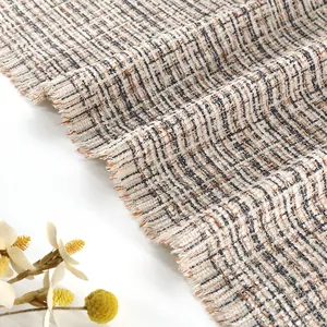 Premium geruite chenille stof met textuur voor kleding en decor op witte achtergrond